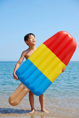 JPG 편집이미지 어린이 바다 모션 놀이 하늘 아이스크림 웃음 풍경 해변 물 여름 수영 즐거움 튜브 의료성형뷰티 편집실사 AI인물포토 AI콘텐츠 자연요소 계절 감정 디저트 표정 사람 수상스포츠 CG 파일형식 AI포토 음식 스포츠