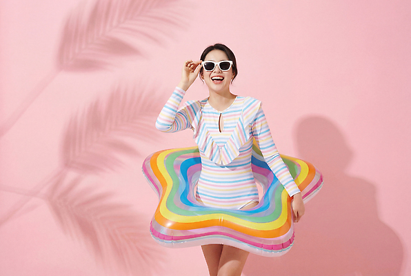 JPG 편집이미지 여자 패션 수영복 물놀이 휴가 웃음 여름 선글라스 즐거움 튜브 스타일 편집실사 AI인물포토 AI콘텐츠 옷 계절 감정 안경 놀이 표정 사람 CG 파일형식 AI포토