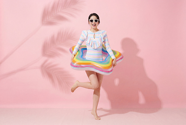 JPG 스튜디오촬영 편집이미지 여자 패션 수영복 웃음 여름 선글라스 즐거움 튜브 편집실사 AI인물포토 AI콘텐츠 옷 계절 감정 안경 실내 표정 사람 CG 파일형식 AI포토