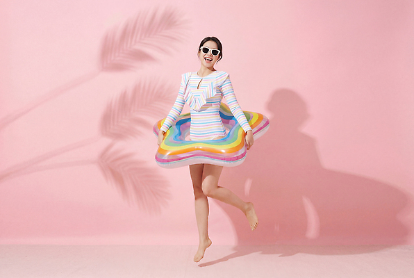 JPG 편집이미지 옷 여자 물놀이 웃음 여름 선글라스 즐거움 튜브 편집실사 AI인물포토 AI콘텐츠 계절 감정 안경 놀이 표정 사람 CG 파일형식 AI포토