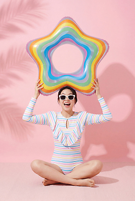 JPG 편집이미지 여자 수영복 휴가 웃음 앉기 여름 선글라스 수영 즐거움 튜브 편집실사 AI인물포토 AI콘텐츠 옷 계절 감정 안경 모션 표정 사람 수상스포츠 CG 파일형식 AI포토