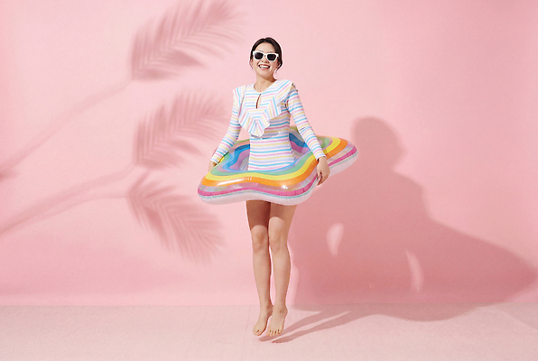 JPG 편집이미지 여자 수영복 행복 놀이 웃음 여름 선글라스 수영 줄무늬 즐거움 튜브 편집실사 AI인물포토 AI콘텐츠 옷 계절 감정 안경 무늬 표정 사람 수상스포츠 CG 파일형식 AI포토