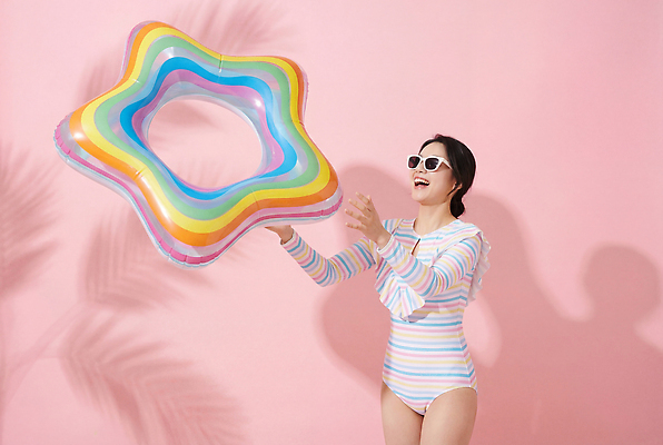 JPG 편집이미지 여자 패션 수영복 모션 물놀이 웃음 여름 선글라스 햇빛 즐거움 튜브 편집실사 AI인물포토 AI콘텐츠 옷 계절 감정 안경 놀이 표정 사람 빛 CG 파일형식 AI포토