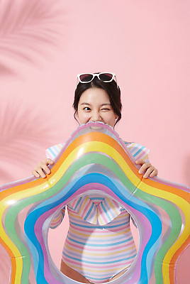 JPG 편집이미지 여자 장난 모션 표정 여름 선글라스 수영 즐거움 튜브 편집실사 AI인물포토 AI콘텐츠 계절 감정 안경 사람 수상스포츠 CG 파일형식 AI포토