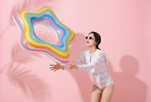 JPG 편집이미지 패션 모션 물놀이 놀이 휴가 수영장 사람 여름 선글라스 즐거움 튜브 편집실사 AI인물포토 AI콘텐츠 계절 감정 안경 CG 파일형식 AI포토