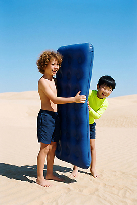 JPG 편집이미지 장난 모션 물놀이 날씨 웃음 소년 해변 여름 친구 모래사장 태양 즐거움 비치베드 튜브 놀기 편집실사 AI인물포토 AI콘텐츠 자연요소 계절 남자 감정 어린이 바다 관계 놀이 표정 CG 파일형식 AI포토