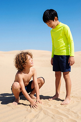 JPG 편집이미지 어린이 모래 모션 자연 놀이 하늘 웃음 소년 해변 여름 친구 모래사장 사막 즐거움 비치베드 편집실사 AI인물포토 AI콘텐츠 계절 남자 감정 바다 관계 표정 사람 CG 생태계 파일형식 AI포토