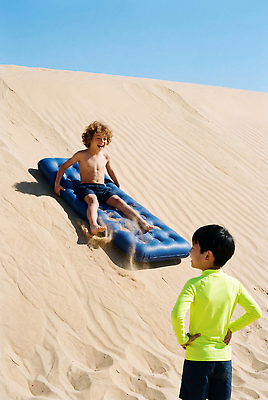 JPG 편집이미지 어린이 모래 모션 하늘 풍경 소년 해변 여름 친구 모래사장 매트 언덕 비치베드 놀기 편집실사 AI인물포토 AI콘텐츠 계절 남자 바다 관계 사람 CG 파일형식 AI포토