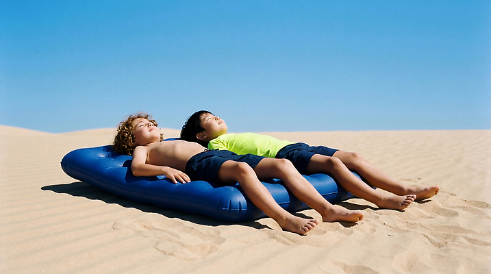 JPG 편집이미지 어린이 모래 모션 자연 휴식 소년 해변 야외 여름 친구 모래사장 햇빛 즐거움 비치베드 놀기 편집실사 AI인물포토 AI콘텐츠 계절 남자 감정 바다 컨셉 관계 사람 빛 CG 생태계 파일형식 AI포토