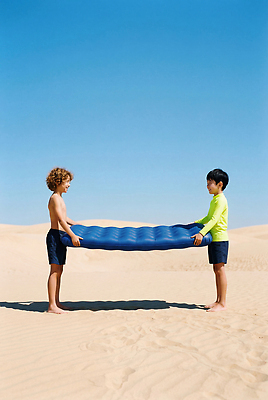 JPG 편집이미지 어린이 모래 모션 자연 하늘 들기 소년 해변 야외 여름 친구 모래사장 사막 비치베드 놀기 편집실사 AI인물포토 AI콘텐츠 계절 남자 바다 관계 사람 CG 생태계 파일형식 AI포토