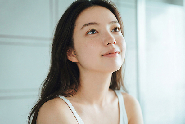 JPG 편집이미지 응시 여자 감정 조명 실내 표정 미소 웃음 머리카락 편안함 편집실사 AI인물포토 AI콘텐츠 시선 사람 내부 머리 감각 CG 파일형식 AI포토