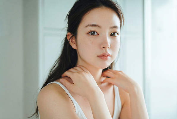 JPG 편집이미지 손 여자 아침 표정 빛 머리카락 피부 목 의료성형뷰티 편집실사 AI인물포토 AI콘텐츠 주간 사람 신체부위 머리 CG 파일형식 AI포토