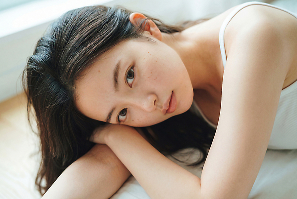 JPG 편집이미지 여자 포즈 조명 일상 머리카락 방 편안함 피부 팔 의료성형뷰티 편집실사 AI인물포토 AI콘텐츠 사람 라이프 신체부위 머리 감각 CG 파일형식 AI포토