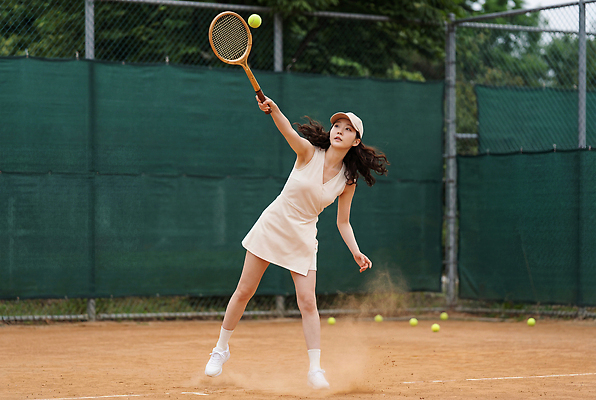 JPG 편집이미지 여자 스포츠 공 모션 운동복 운동 테니스 라켓 테니스장 테니스공 연습 편집실사 AI인물포토 AI콘텐츠 옷 스포츠용품 스포츠시설 건강 사람 구기 테니스용품 CG 파일형식 AI포토