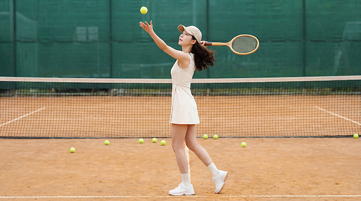 JPG 편집이미지 여자 스포츠 공 야외 여름 운동복 운동 테니스 테니스라켓 네트 테니스장 집중 연습 편집실사 AI인물포토 AI콘텐츠 옷 계절 컨셉 스포츠시설 건강 사람 구기 라켓 CG 파일형식 AI포토