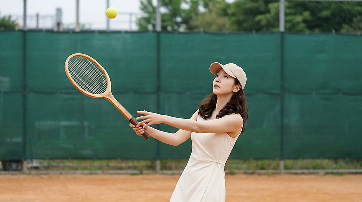 JPG 편집이미지 여자 스포츠 모션 여름 운동 테니스 던지기 테니스장 테니스공 집중 편집실사 AI인물포토 AI콘텐츠 계절 컨셉 공 스포츠시설 건강 사람 구기 테니스용품 CG 파일형식 AI포토