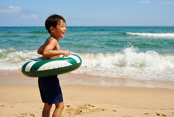 JPG 편집이미지 수영복 어린이 모래 파도 바다 물놀이 놀이 웃음 소년 해변 여름 수영 즐거움 튜브 의료성형뷰티 편집실사 AI인물포토 AI콘텐츠 옷 계절 남자 감정 표정 사람 수상스포츠 CG 파일형식 AI포토
