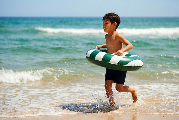 JPG 편집이미지 수영복 어린이 파도 바다 물놀이 소년 해변 물 여름 달리기 햇빛 즐거움 튜브 놀기 의료성형뷰티 편집실사 AI인물포토 AI콘텐츠 자연요소 옷 계절 남자 감정 모션 놀이 사람 빛 CG 파일형식 AI포토