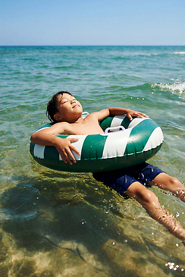 JPG 편집이미지 수영복 파도 바다 물놀이 놀이 휴가 소년 해변 물 여름 눕기 햇빛 수영 즐거움 해수욕 튜브 의료성형뷰티 편집실사 AI인물포토 AI콘텐츠 자연요소 옷 계절 남자 감정 어린이 모션 빛 수상스포츠 CG 파일형식 AI포토