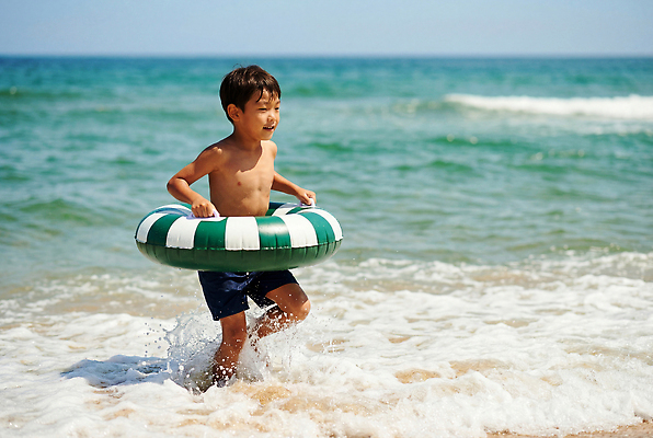 JPG 편집이미지 수영복 어린이 모래 바다 물놀이 놀이 소년 해변 물 여름 달리기 햇빛 즐거움 해수욕 튜브 의료성형뷰티 편집실사 AI인물포토 AI콘텐츠 자연요소 옷 계절 남자 감정 모션 휴가 사람 빛 CG 파일형식 AI포토