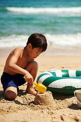 JPG 편집이미지 수영복 어린이 바다 물놀이 놀이 소년 해변 물 여름 즐거움 모래성 튜브 모래놀이 의료성형뷰티 편집실사 AI인물포토 AI콘텐츠 자연요소 옷 계절 남자 감정 모래 사람 CG 파일형식 AI포토