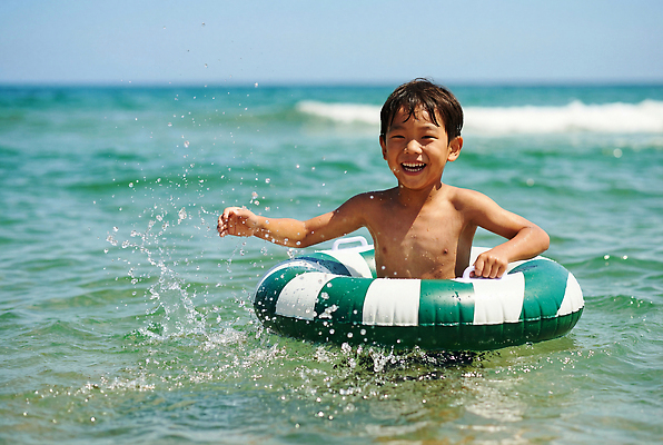 JPG 편집이미지 수영복 바다 물놀이 놀이 소년 해변 여름 햇빛 수영 즐거움 해수욕 튜브 의료성형뷰티 편집실사 AI인물포토 AI콘텐츠 옷 계절 남자 감정 어린이 휴가 빛 수상스포츠 CG 파일형식 AI포토