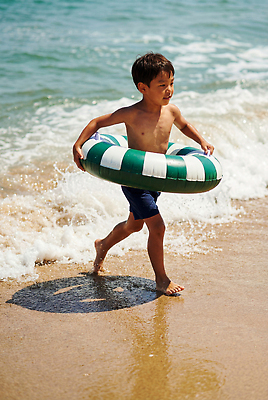 JPG 편집이미지 수영복 모래 파도 바다 물놀이 놀이 소년 해변 여름 달리기 즐거움 튜브 의료성형뷰티 편집실사 AI인물포토 AI콘텐츠 옷 계절 남자 감정 어린이 모션 CG 파일형식 AI포토