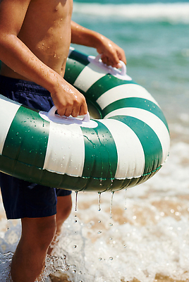 JPG 편집이미지 수영복 어린이 파도 바다 물놀이 소년 해변 물 여름 물가 즐거움 해수욕 튜브 의료성형뷰티 편집실사 AI인물포토 AI콘텐츠 자연요소 옷 계절 남자 감정 놀이 휴가 사람 풍경 CG 파일형식 AI포토