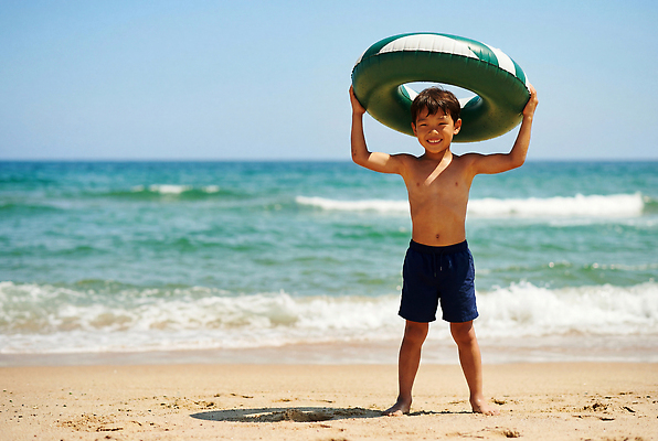 JPG 편집이미지 수영복 모래 바다 여행 물놀이 웃음 소년 해변 여름 즐거움 해수욕 튜브 의료성형뷰티 편집실사 AI인물포토 AI콘텐츠 옷 계절 남자 감정 어린이 놀이 휴가 표정 CG 파일형식 AI포토