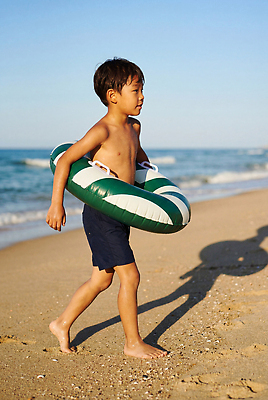 JPG 편집이미지 수영복 어린이 바다 물놀이 놀이 하늘 소년 해변 여름 모래사장 태양 걷기 튜브 의료성형뷰티 편집실사 AI인물포토 AI콘텐츠 자연요소 옷 계절 남자 모션 사람 CG 파일형식 AI포토