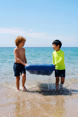JPG 편집이미지 수영복 어린이 바다 물놀이 소년 해변 두명 물 여름 친구 즐거움 비치베드 튜브 의료성형뷰티 편집실사 AI인물포토 AI콘텐츠 자연요소 옷 계절 남자 감정 관계 놀이 사람 CG 파일형식 AI포토