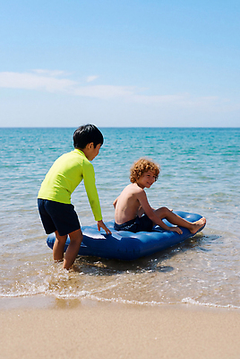 JPG 편집이미지 수영복 어린이 모래 바다 물놀이 소년 해변 두명 물 여름 친구 햇빛 수영 즐거움 비치베드 튜브 의료성형뷰티 편집실사 AI인물포토 AI콘텐츠 자연요소 옷 계절 남자 감정 관계 놀이 사람 빛 수상스포츠 CG 파일형식 AI포토