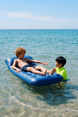 JPG 편집이미지 수영복 어린이 바다 물놀이 놀이 소년 해변 두명 물 여름 친구 햇빛 수영 즐거움 비치베드 튜브 의료성형뷰티 편집실사 AI인물포토 AI콘텐츠 자연요소 옷 계절 남자 감정 관계 사람 빛 수상스포츠 CG 파일형식 AI포토