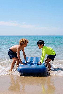 JPG 편집이미지 남자 수영복 어린이 모래 바다 물놀이 놀이 소년 해변 두명 물 여름 친구 햇빛 물가 즐거움 비치베드 튜브 의료성형뷰티 편집실사 AI인물포토 AI콘텐츠 자연요소 옷 계절 감정 관계 사람 풍경 빛 CG 파일형식 AI포토