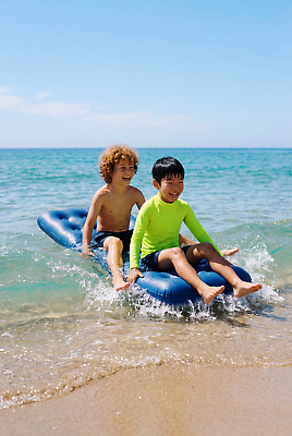 JPG 편집이미지 수영복 파도 바다 물놀이 웃음 소년 해변 두명 여름 친구 햇빛 놀이터 즐거움 비치베드 튜브 의료성형뷰티 편집실사 AI인물포토 AI콘텐츠 옷 계절 남자 감정 어린이 관계 놀이 표정 사람 빛 CG 파일형식 AI포토