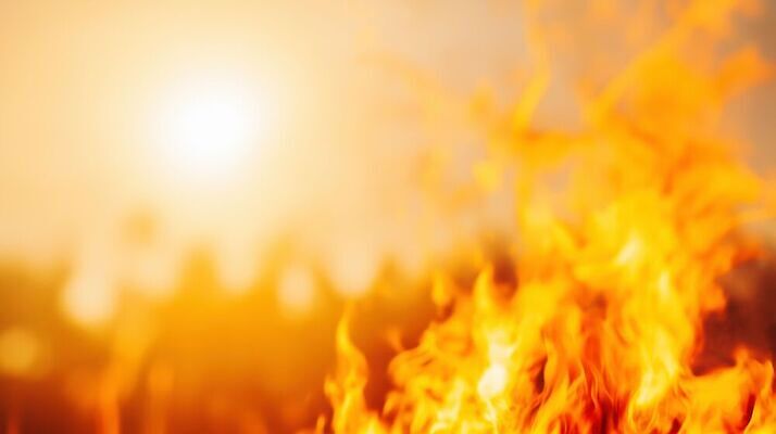 JPG 편집이미지 하늘 불 불꽃 여름 햇빛 태양 뜨거움 연기 더위 이미지편집 AI컴퓨터그래픽 AI콘텐츠 자연요소 계절 날씨 빛 파일형식