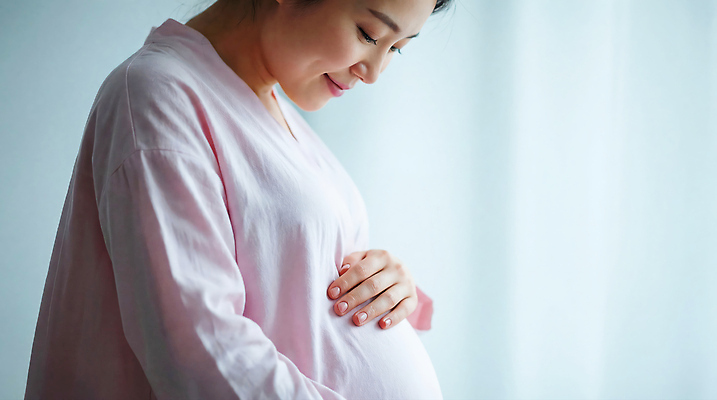 JPG 편집이미지 손 여자 행복 생명 엄마 미소 희망 임신 기쁨 배 의료성형뷰티 편집실사 AI인물포토 AI콘텐츠 감정 가족 표정 사람 신체부위 CG 파일형식 AI포토