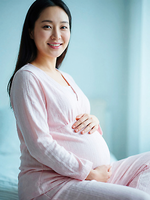 JPG 편집이미지 여자 행복 미소 웃음 임산부 임신 침대 배 편안함 의료성형뷰티 편집실사 AI인물포토 AI콘텐츠 감정 가구 표정 사람 감각 CG 파일형식 AI포토