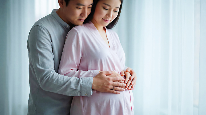 JPG 편집이미지 부부 여자 남자 행복 가족 포옹 남편 사랑 웃음 임신 기쁨 아내 배 의료성형뷰티 편집실사 AI인물포토 AI콘텐츠 커플 감정 관계 안기 표정 사람 CG 파일형식 AI포토