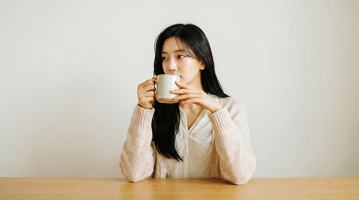JPG 편집이미지 여자 음료 생각 탁자 휴식 한명 일상 컵 공간 마시기 편안함 조용 의료성형뷰티 편집실사 AI인물포토 AI콘텐츠 1 식기 가구 컨셉 모션 사람 라이프 감각 CG 파일형식 AI포토 생활용품 생활 오브젝트