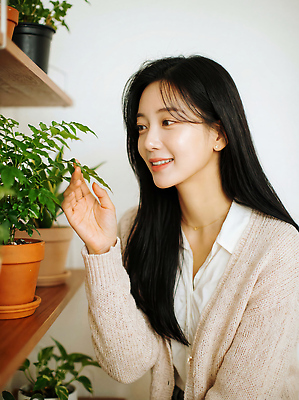 JPG 식물 편집이미지 손 여자 화분 잎 실내 한명 인테리어 원예 쉬는시간 관심 돌봄 의료성형뷰티 플랜테리어 편집실사 AI인물포토 AI콘텐츠 1 디자인 모션 휴식 사람 취미 내부 신체부위 CG 파일형식 AI포토