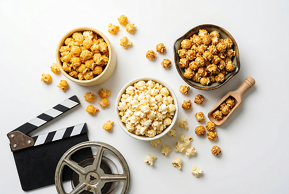 JPG 편집이미지 그릇 디저트 과자 클래퍼보드 영화관 필름 영화 즐거움 팝콘 소금 캐러멜 편집실사 AI컴퓨터그래픽 AI콘텐츠 식기 감정 음식 문화예술 극장 CG 파일형식