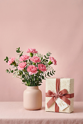 JPG 편집이미지 꽃 리본 분홍색 꽃다발 탁자 선물 꽃병 어버이날 스승의날 카네이션 편집실사 AI포토 AI콘텐츠 식물 기념일 컬러 가구 CG 파일형식