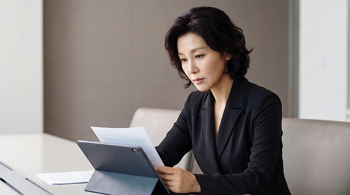 JPG 편집이미지 여자 중년 비즈니스 태블릿 사무실 업무 집중 읽기 문서 의료성형뷰티 편집실사 AI인물포토 AI콘텐츠 컨셉 모션 사람 성인 전자제품 스마트기기 작업 CG 파일형식 AI포토