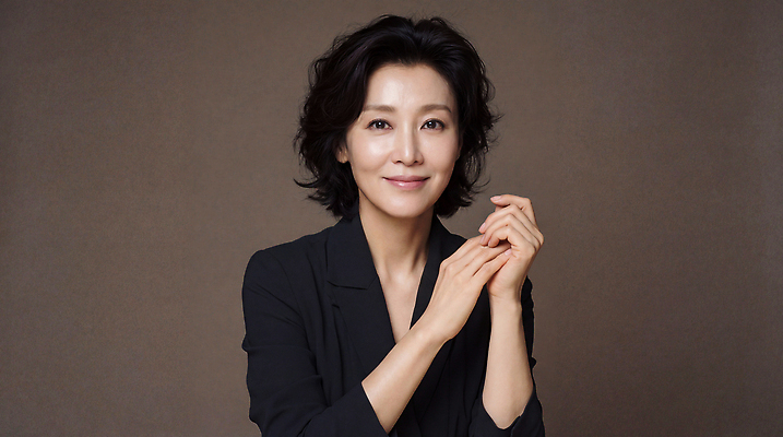 JPG 편집이미지 여자 중년 포즈 비즈니스 미소 의료성형뷰티 편집실사 AI인물포토 AI콘텐츠 표정 사람 성인 CG 파일형식 AI포토