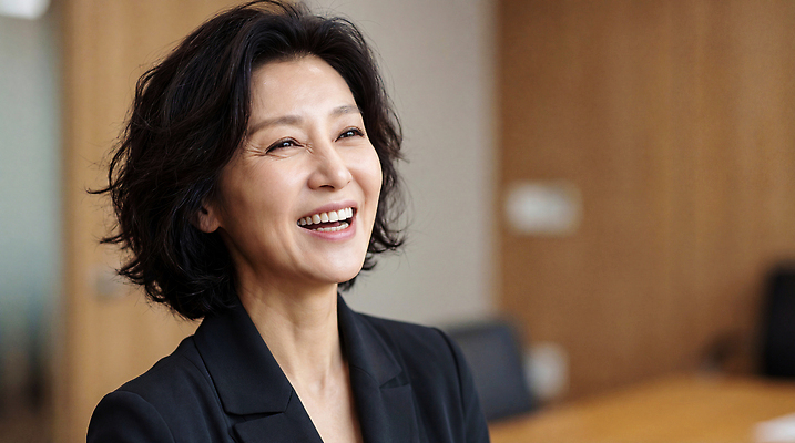JPG 편집이미지 여자 중년 비즈니스 직장 미소 웃음 사람 사무실 직장인 회의실 의료성형뷰티 편집실사 AI인물포토 AI콘텐츠 직업 회사 표정 성인 CG 파일형식 AI포토