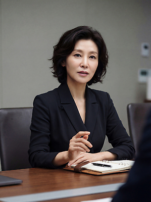 JPG 편집이미지 여자 중년 비즈니스 탁자 회의 직장 직장인 분위기 의료성형뷰티 편집실사 AI인물포토 AI콘텐츠 직업 가구 컨셉 회사 사람 성인 CG 파일형식 AI포토
