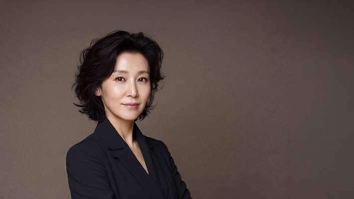 JPG 편집이미지 여자 중년 포즈 비즈니스 정장 자신감 분위기 의료성형뷰티 편집실사 AI인물포토 AI콘텐츠 옷 감정 컨셉 사람 성인 CG 파일형식 AI포토