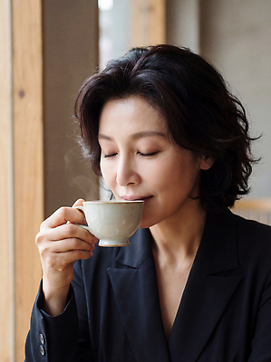 JPG 편집이미지 여자 커피 중년 비즈니스 휴식 따뜻함 카페 마시기 의료성형뷰티 편집실사 AI인물포토 AI콘텐츠 음료 컨셉 모션 사람 성인 상점 CG 파일형식 AI포토