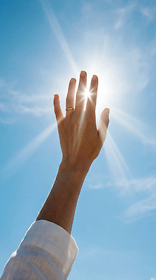 JPG 주간 편집이미지 손 손가락 자연 하늘 사람 반짝임 햇빛 태양 맑음 광선 의료성형뷰티 편집실사 AI인물포토 AI콘텐츠 자연요소 모션 날씨 신체부위 빛 CG 생태계 파일형식 AI포토